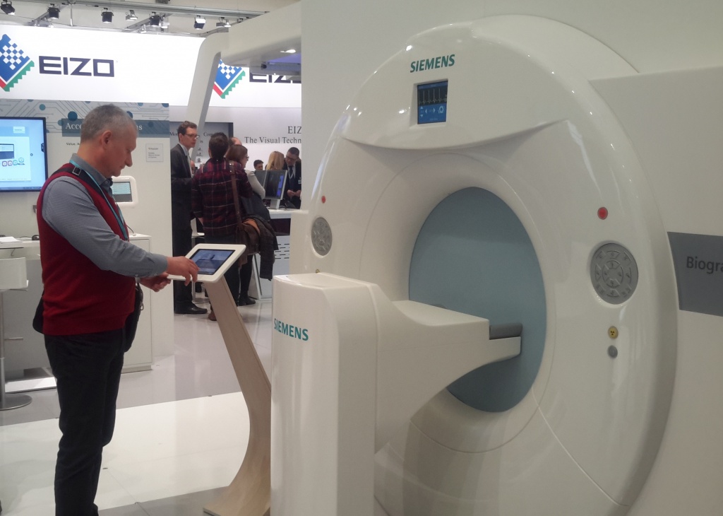 Новиков осматривает медицинское оборудование